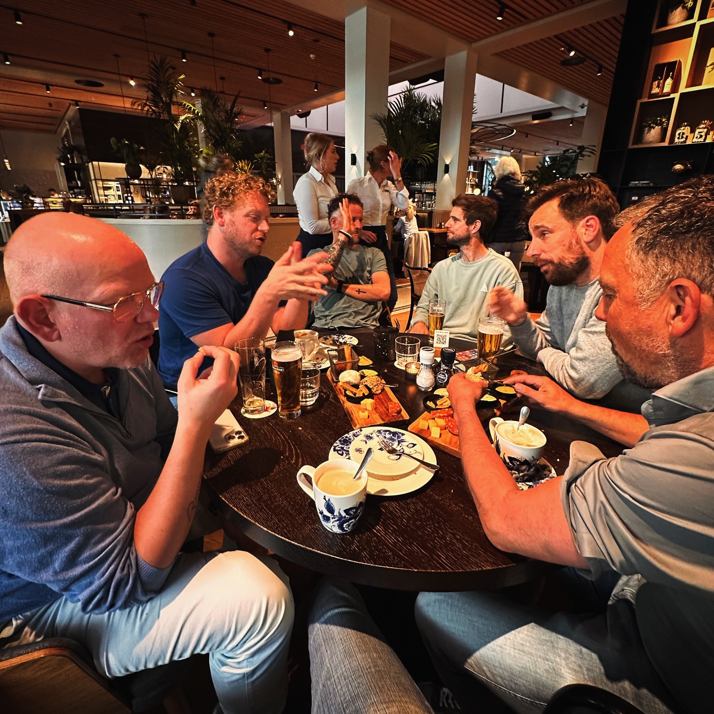 Een volle borreltafel.